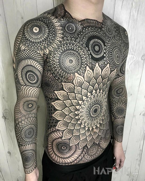 Tattoo Mandalowe szaleństwo in black and gray motif and geometric style on the upper arm