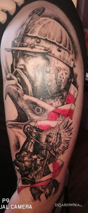 Tatuaż 2017 w motywie czarno-szare na ramieniu