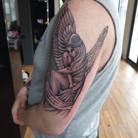 Tattoo Angel on the upper arm motif: black and gray