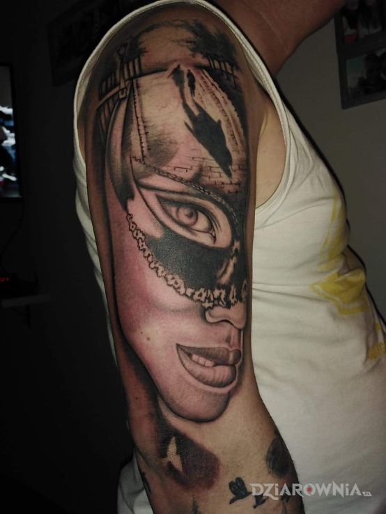 Tatuaż kobieta w motywie twarze na ramieniu