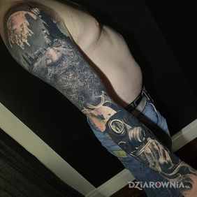 Tatuaż Starzec w realistycznym rękawie na przedramieniu motyw: czarno-szare styl: realistyczne