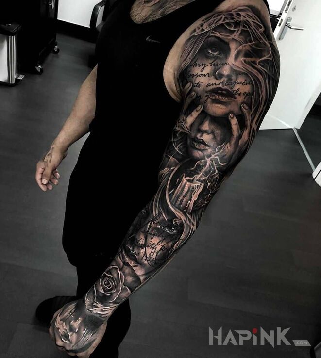 Tattoo Kobiece portrety w natarciu in flowers motif on the upper arm