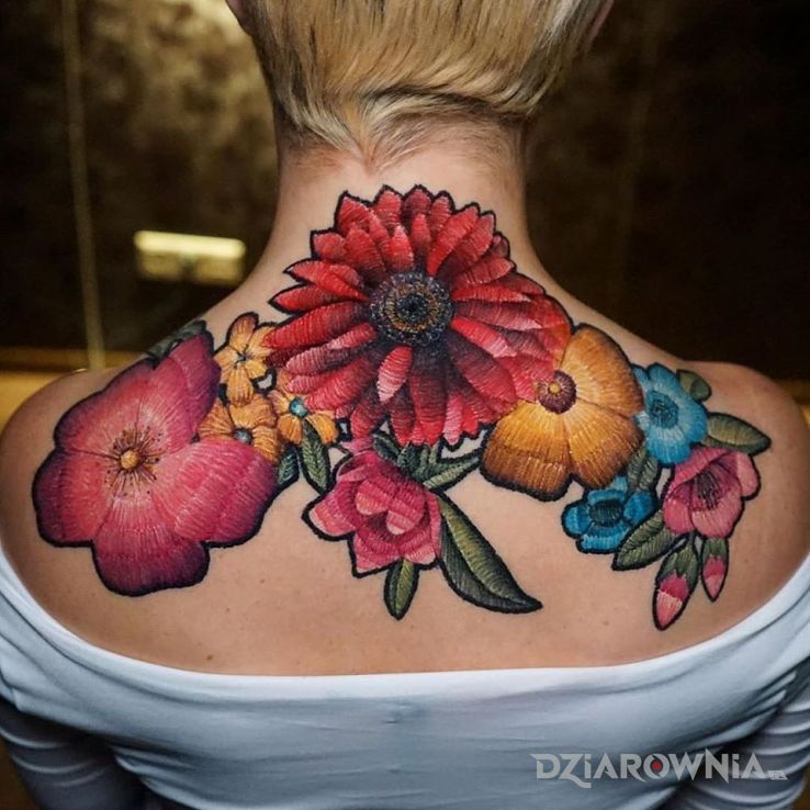 Tatuaż haftowane kwiaty w motywie kwiaty i stylu haftowane na łopatkach