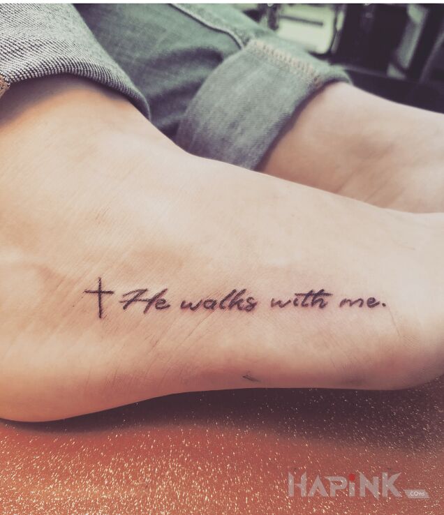 Tattoo Cytat o Bogu in religious motif on the foot