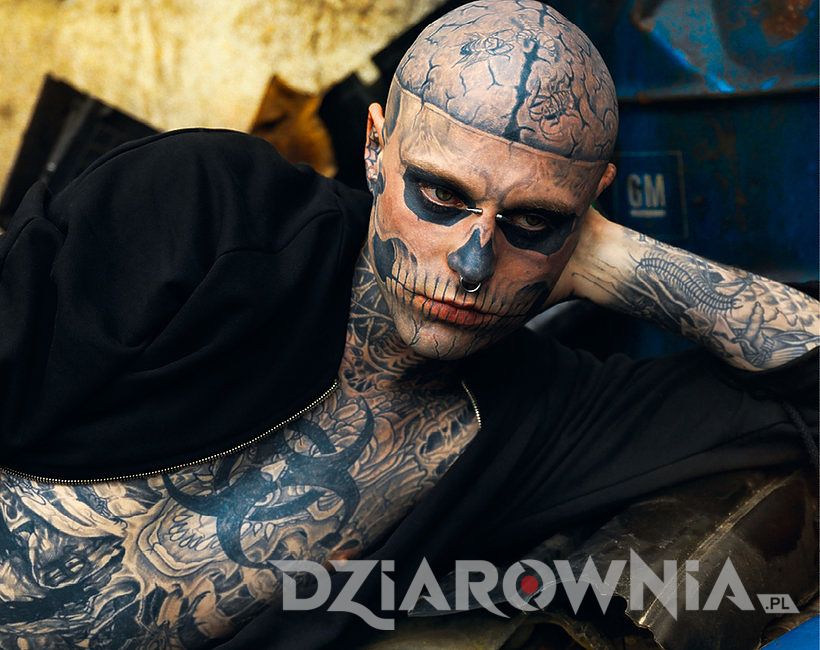 zombie boy i całe ciało w mrocznych tatuażach
