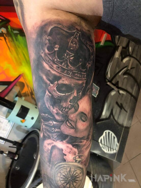Tattoo Wybory miłosne. Zakończenie rękawa in 3D motif and realistic style on the upper arm