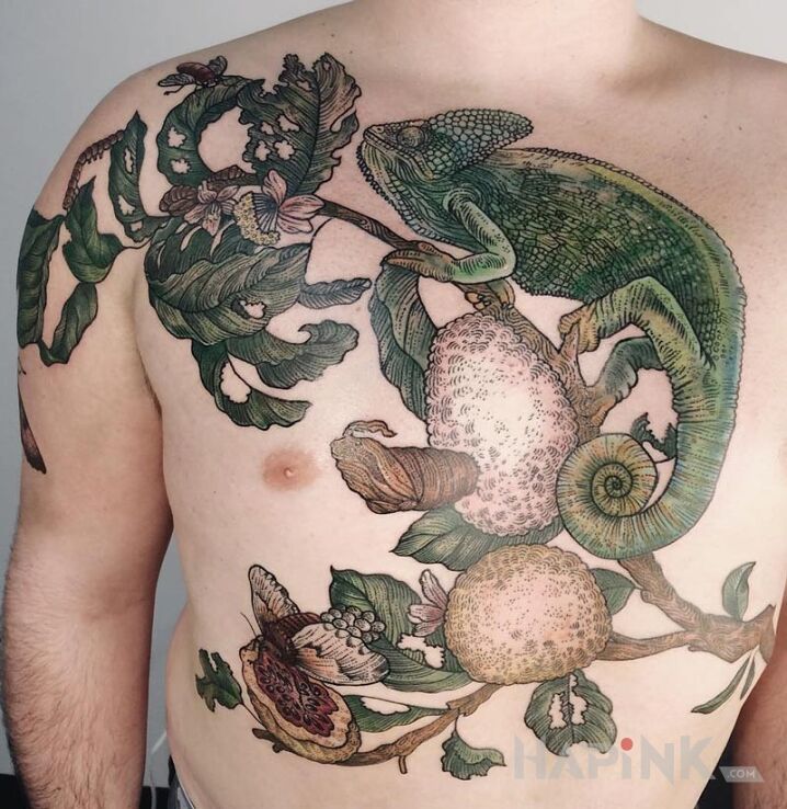 Tattoo Kameleon in animals motif on the chest