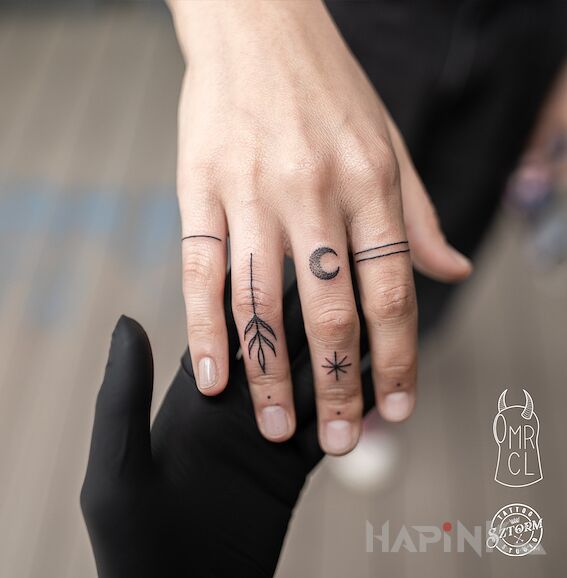 Tattoo Biżuteria in black and gray motif and minimalistic style on the fingers