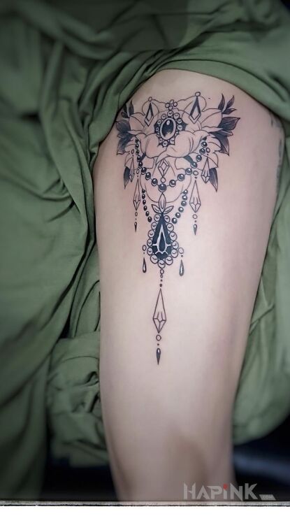 Tattoo Kobiecy in flowers motif on the leg