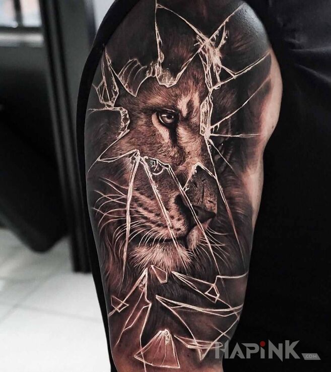 Tattoo Nostalgiczny lew in colorful motif and realistic style on the upper arm