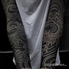 Tatuaż Wichry i fale na ramieniu motyw: rękawy styl: blackwork / blackout