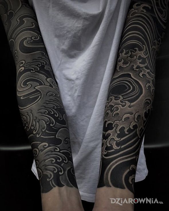Tatuaż wichry i fale w motywie rękawy i stylu japońskie / irezumi na ramieniu