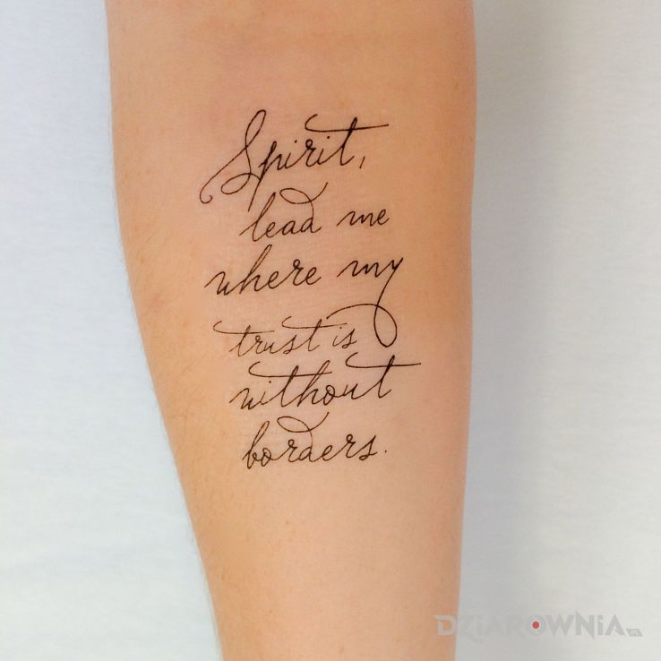 Tatuaż bezgraniczne zaufanie w motywie napisy na przedramieniu