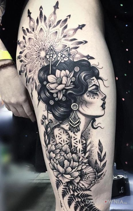 Tatuaż kobiecy portret pośród kwiatów w motywie twarze i stylu graficzne / ilustracyjne na nodze