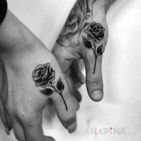 Tattoo Rose couple on the fingers motif: flowers