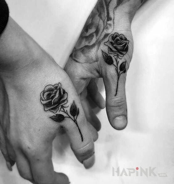 Tattoo Różana para in flowers motif on the hand