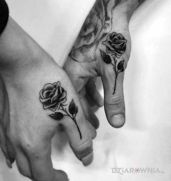 Tatuaż różana para w motywie kwiaty na palcach
