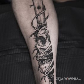 Tatuaż Nóż / Czaszka na przedramieniu motyw: czarno-szare styl: graficzne / ilustracyjne