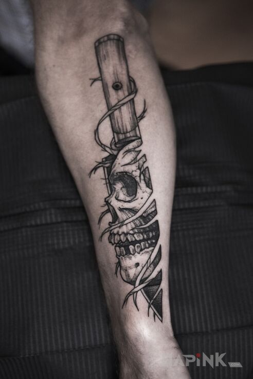 Tattoo Nóż / Czaszka in black and gray motif and graphic / illustrative style on the forearm