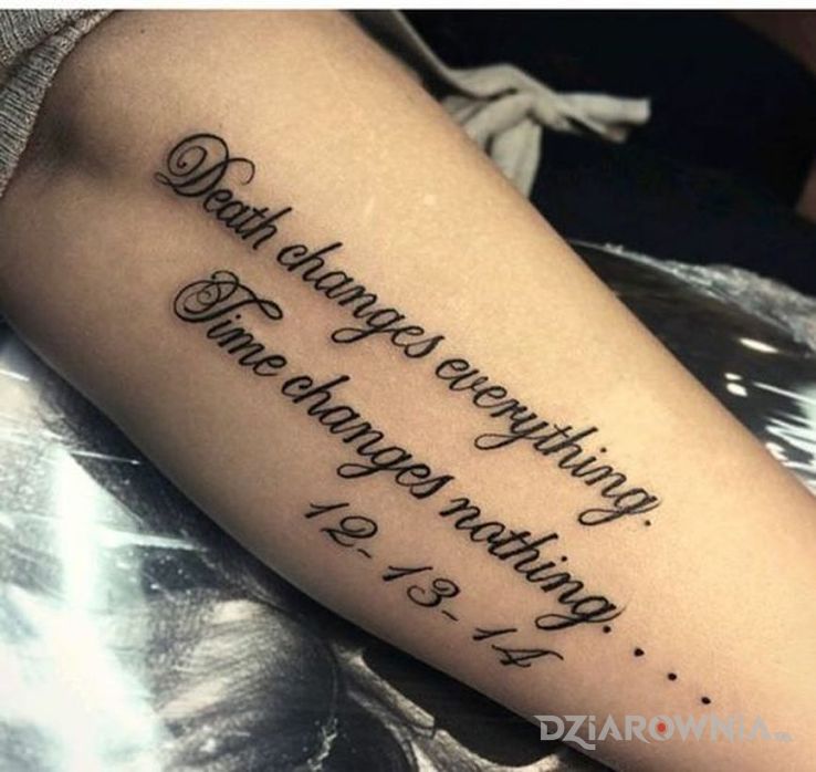 Tatuaż smierc zmienia wszystko w motywie napisy na przedramieniu