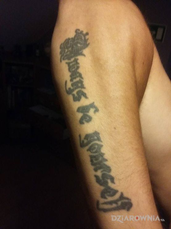 Tatuaż always be yourself w motywie napisy na przedramieniu
