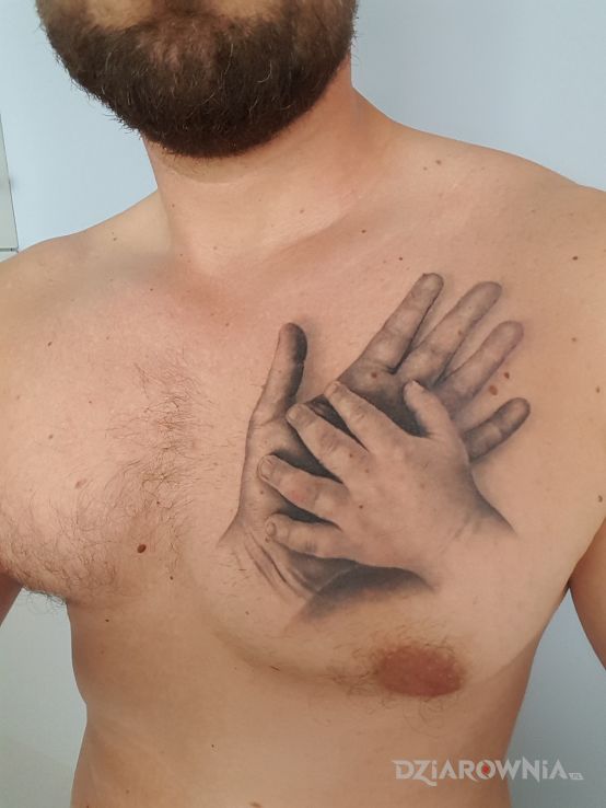 Tatuaż dłonie w motywie czarno-szare i stylu realistyczne na klatce