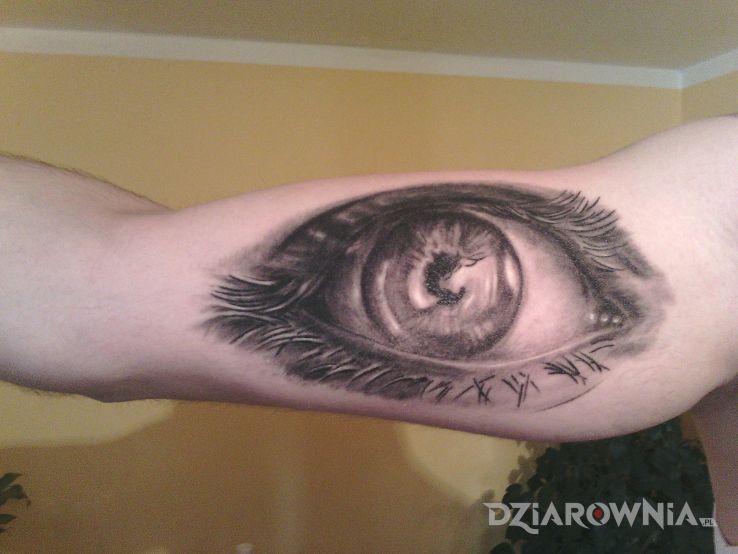Tatuaż oko w stylu realistyczne na ramieniu