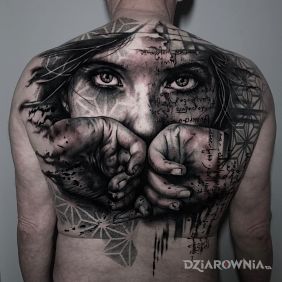 Tatuaż Dziewczyna na łopatkach na łopatkach motyw: czarno-szare styl: realistyczne