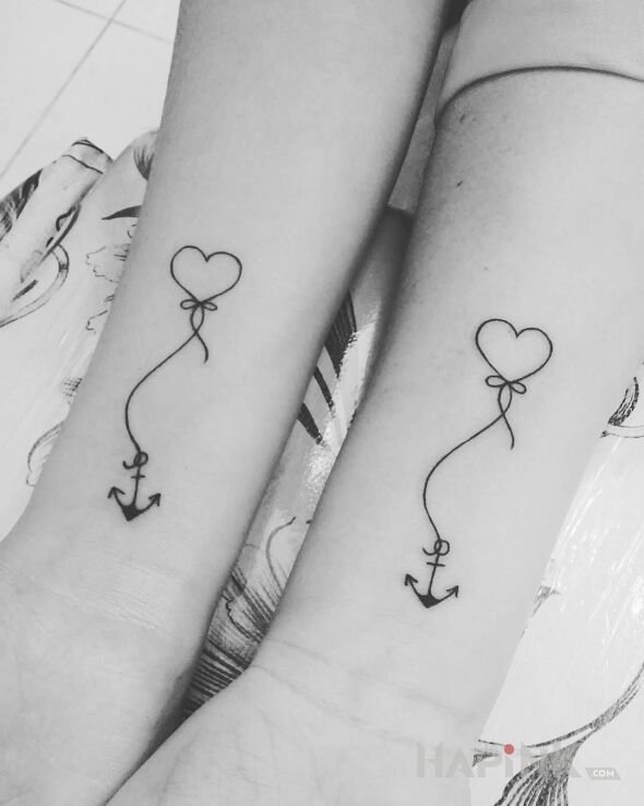 Tattoo Serce z kotwica in Love motif and contour / linework style on the forearm