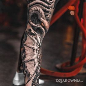 Tatuaż Demoniczna noga na łydce motyw: nogawki styl: organika