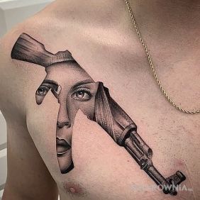 Tatuaż Twarz w karabinie na klatce motyw: czarno-szare styl: dotwork
