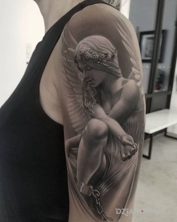 Tatuaż anioł spętany kajdanami w motywie anioły na ramieniu