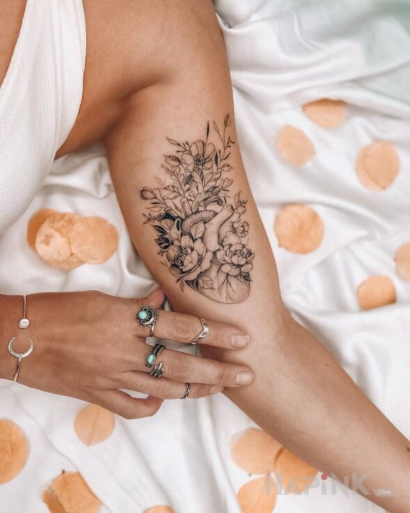Tattoo Kwiatowe serce in flowers motif and graphic / illustrative style on the upper arm