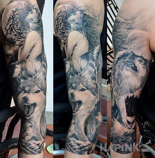 Tattoo Moc pelni in sleeves motif on the upper arm