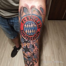 Tatuaż FC BAYERN na przedramieniu motyw: kolorowe styl: graficzne / ilustracyjne