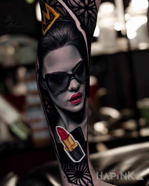 Tattoo Kobieta ze szminką in black and gray motif and realistic style on the calf