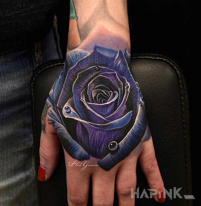 Tattoo Niebieska róża in 3D motif and realistic style on the hand