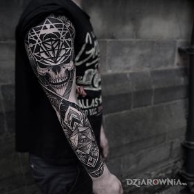 Tatuaż Czaszka w geometrycznych ramach na przedramieniu motyw: czarno-szare styl: graficzne / ilustracyjne