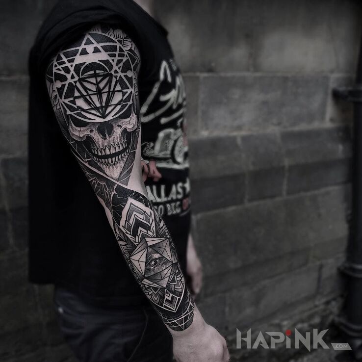 Tattoo Czaszka w geometrycznych ramach in black and gray motif and graphic / illustrative style on the upper arm
