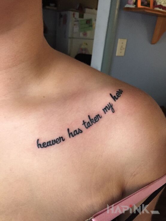 Tattoo Bohater w niebie in lettering motif and calligraphy style on the collarbone