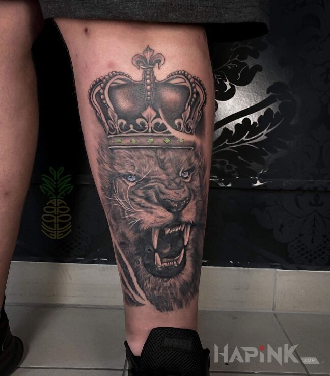 Tattoo Lew z koroną in 3D motif and realistic style on the calf