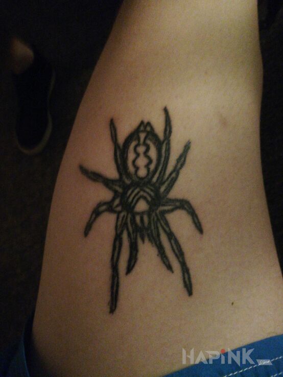 Tattoo Pająk in black and gray motif and graphic / illustrative style on the leg