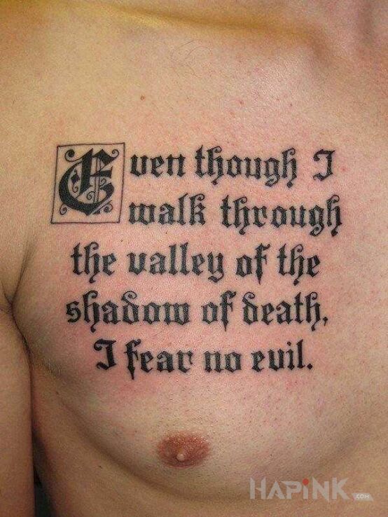 Tattoo Cytat in lettering motif on the chest