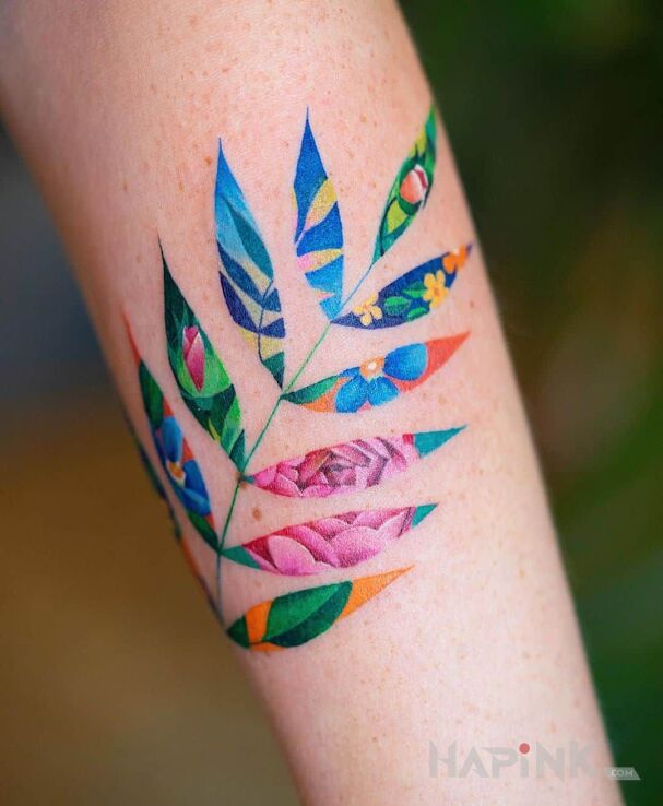 Tattoo Liść a w nim kwiat in flowers motif and graphic / illustrative style on the forearm