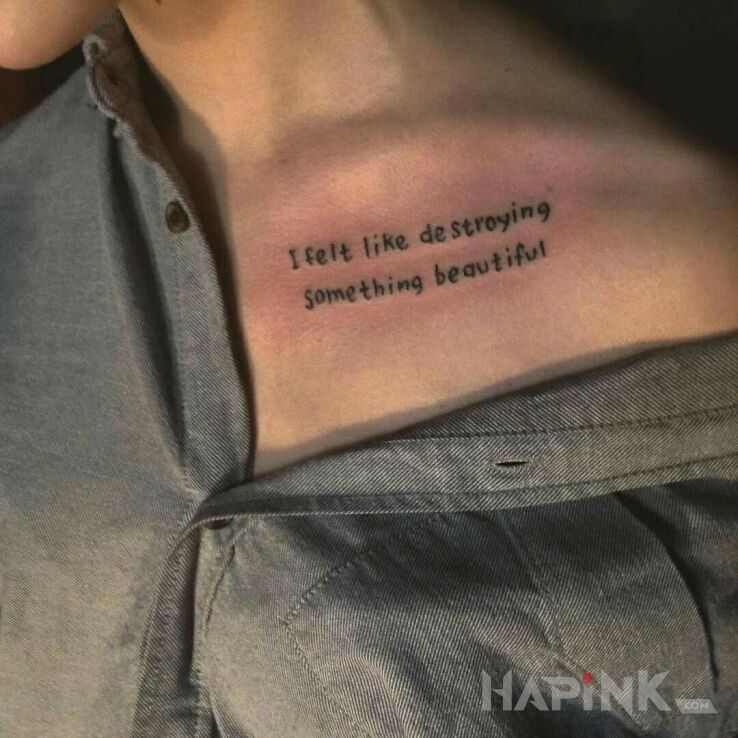 Tattoo Zniszczenie piękna in lettering motif and calligraphy style on the collarbone