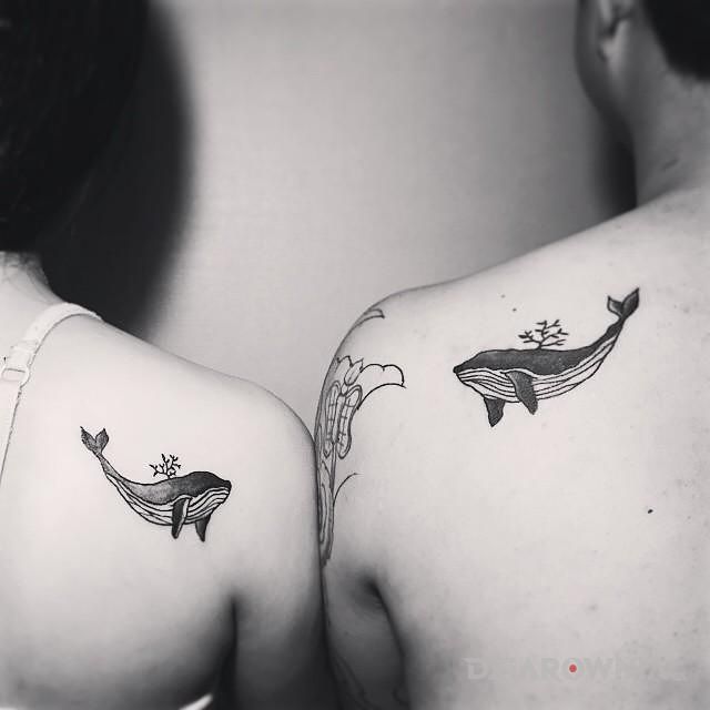 Tatuaż walenie w motywie miłosne i stylu graficzne / ilustracyjne na łopatkach