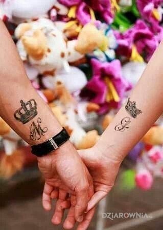 Tatuaż król i królowa w motywie miłosne na przedramieniu