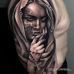 Tatuaż Wytatuowana maryja na ramieniu motyw: czarno-szare styl: realistyczne