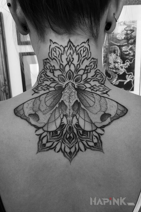 Tattoo Ćma / Mandala / Dotwork in black and gray motif and graphic / illustrative style on the nape