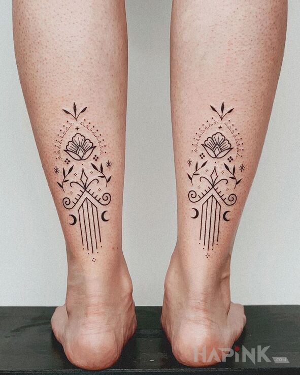 Tattoo Piękne wzory in flowers motif and minimalistic style on the calf
